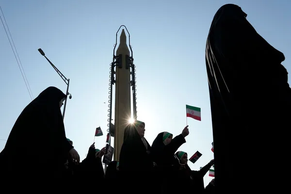 Iran Escalates Tensions with Hypersonic Missile Test Targeting U.S., Israel