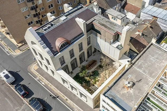 Dave Gilmour's £8.95M 'Polly's Folly' Remains Unsold Amid Neighbour Criticism