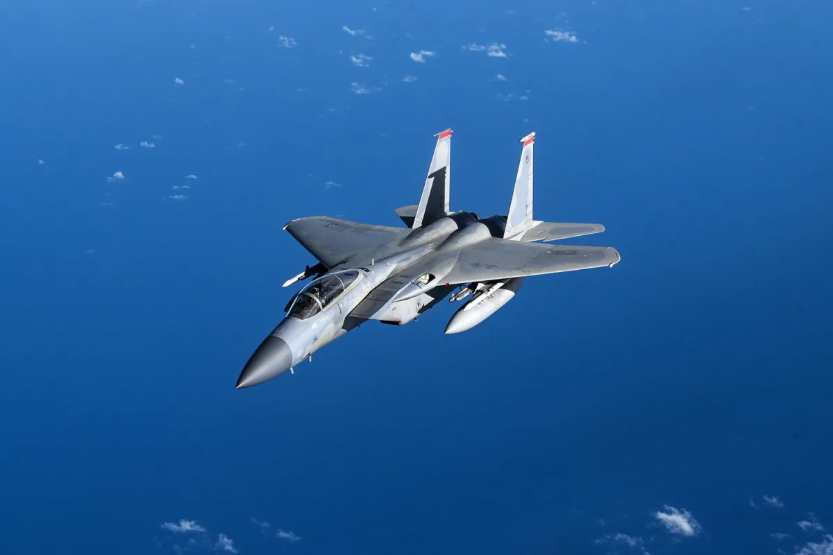 Iran Shoots Down U.S. F-15 Fighter Jet Near Kuwaiti Border, Escalating Tensions in the Middle East